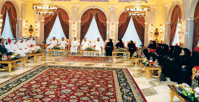 "محمد بن راشد خلال اللقاء بحضور مكتوم وماجد ومنصور بن محمد والقرقاوي"