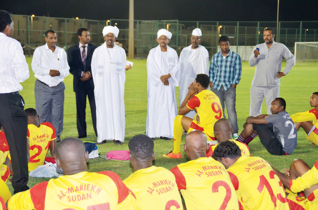 "السفير السوداني يتحدث إلى لاعبي المريخ"