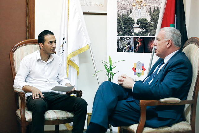 "وزير الخارجية الفلسطيني متحدثاً إلى مراسل «البيان» \t\tالبيان"
