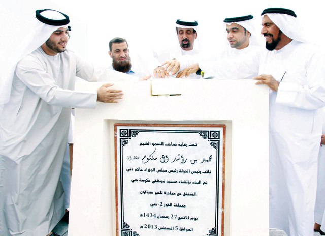 "خلفان المزروعي ويوسف المطوع وحمد الشيباني خلال وضع حجر أساس المسجد\t وام"