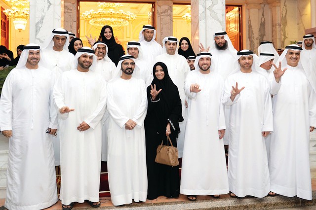 "محمد بن راشد خلال لقائه أعضاء اللجنة التنظيمية لحملة كسوة مليون طفل محروم حول العالم بحضور القرقاوي تصوير: سيف محمد ومحمد هشام"