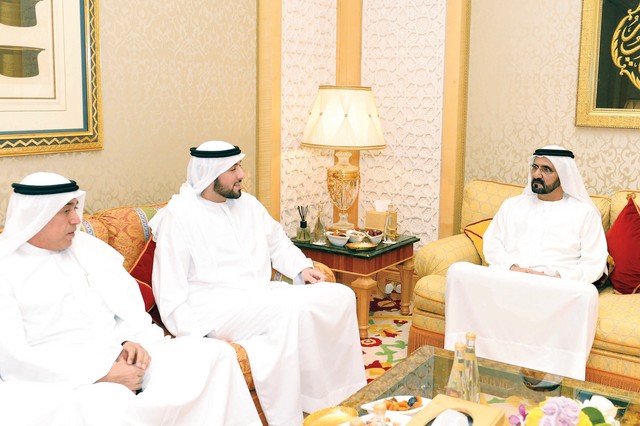 "محمد بن راشد يتبادل الحديث مع محمد الفلاحي وأحمد بن بيات"