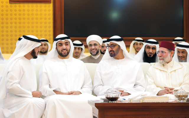 "محمد بن زايد يتبادل الحديث مع راشد المعلا بحضور المزروعي وفاروق حمادة\tوام"