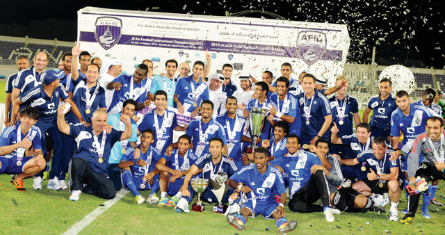 "نجوم الهلال السعودي في لقطة تذكارية بعد التتويج\t\t من المصدر"