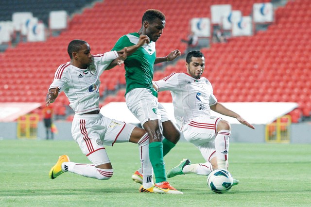 "تدخل دفاعي قوي من لاعبي الجزيرة على مهاجم الأهلي"