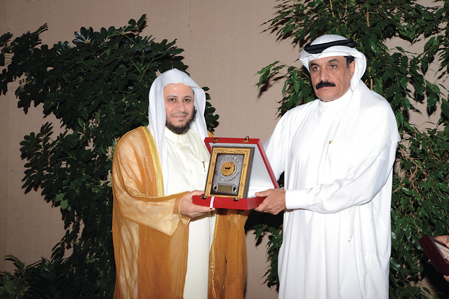 "المزينة لدى حضوره الحفل الختامي \t\t\t\t\t\t \t من المصدر"