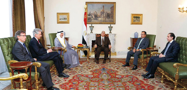"قرقاش خلال الاجتماع بالرئيس المصري المؤقت وبيرنز والمبعوث الأوروبي وام"