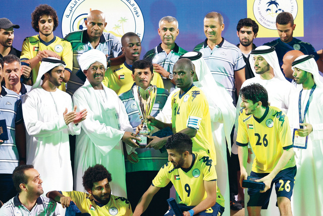 "السفير السوداني أحمد يوسف يسلم الكأس إلى عبد السلام جمعة كابتن الظفرة \tتصوير ــ مجدي إسكندر"