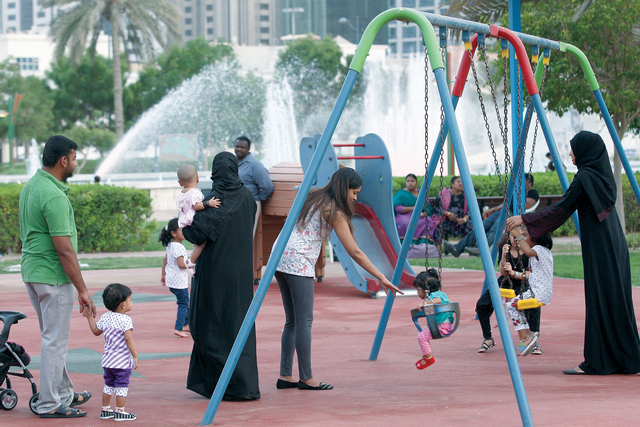 "إقبال من العائلات على حدائق أبوظبي"