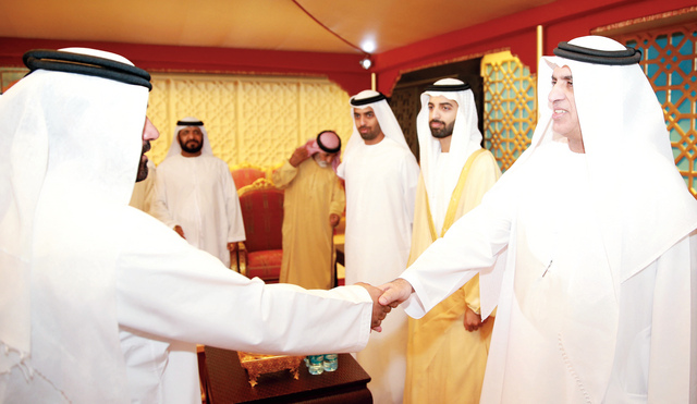 "سعود بن صقر بحضور محمد بن سعود خلال استقبال المهنئين بالعيد"