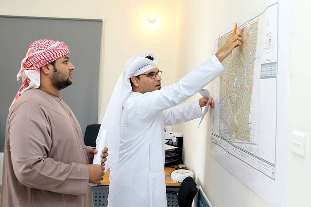 "مواطن يتعرف إلى موقع مسكنه من موظف في المدينة"