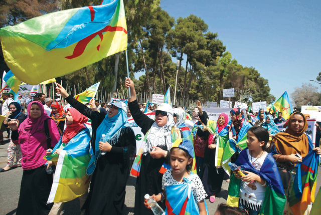 "أمازيغ ليبيا يتظاهرون أمام مقر المؤتمر الوطني العام في العاصمة طرابلس للمطالبة بالاعتراف بحقوقهم  \t إي.بي.إيه"