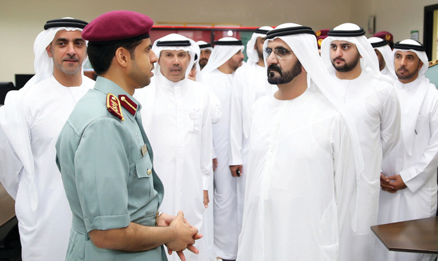 "محمد بن راشد يستمع إلى شرح من أحد الضباط بحضور مكتوم بن محمد وسيف بن زايد آل نهيان ومصبح الفتان"