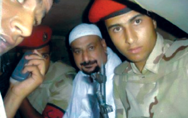 "صفوت حجازي مخفوراً من قبل قوات الأمن \t\t اي.بي.ايه"