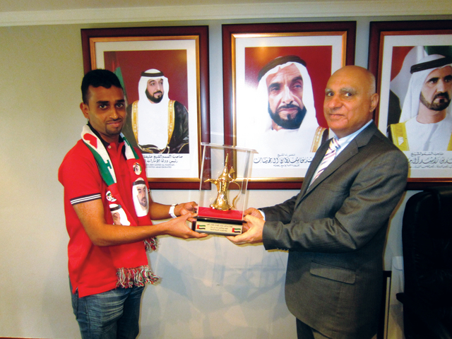 "سفير الإمارات في كينيا يتلقى هدية المهرجان\t من المصدر"