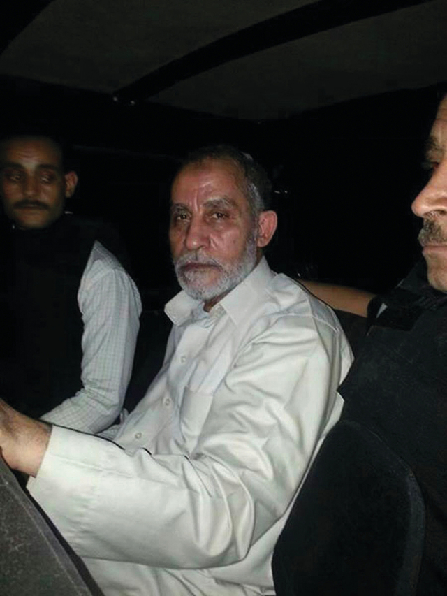 "مرشد جماعة الإخوان مخفوراً من قبل الأمن لدى اعتقاله في القاهرة \t أ.ف.ب"