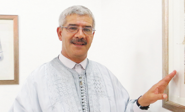 "عمر الجمني أمام عمله بكولاج ورق الموز\tالبيان"