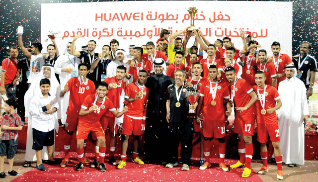 "ناصر بن حمد يتوسط منتخب البحرين بطل الخليج\tمن المصدر"