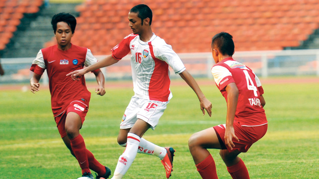 "الأبيض خلال لقائه مع منتخب سنغافورة ودياً\t تصوير - ضيف أركان الربيعي"