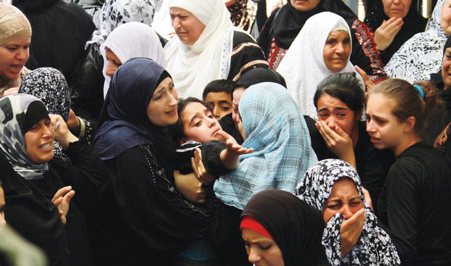 "أقارب أحد الشهداء الثلاثة الذين سقطوا برصاص الاحتلال الإسرائيلي في مخيم قلنديا بالضفة الاثنين الماضي يبكون فراق أحبائهم.\t  إي.بي.إيه"