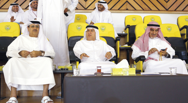 "إبراهيم عبدالملك وإسماعيل القرقاوي في افتتاح بطولة الخليج للشباب لكرة السلة"