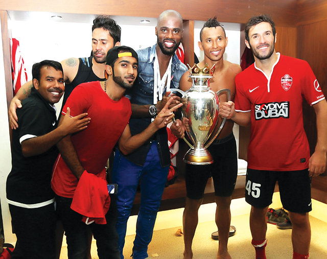 "غرافيتي  يحتفل مع زملائه بالكأس\t من المصدر"