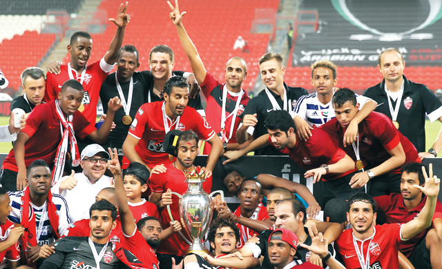 "نجوم الأهلي  يحتفلون بكأس السوبر \t  من المصدر"