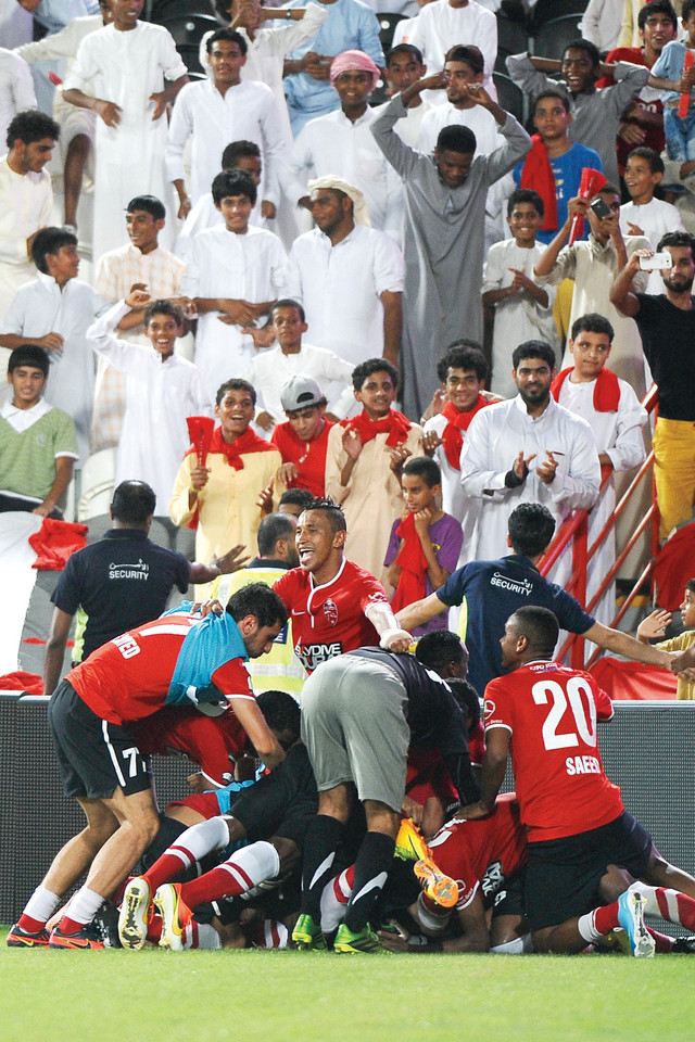 "نجوم الأهلي يحتفلون بالإنجاز"