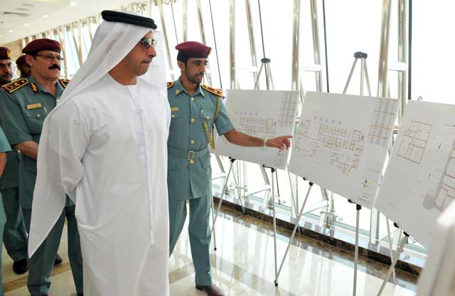 "سيف بن زايد يطلع على مخططات مبنيي المركز"