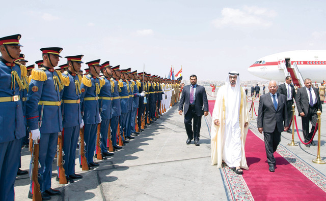 "محمد بن زايد والببلاوي يستعرضان حرس الشرف\tوام"