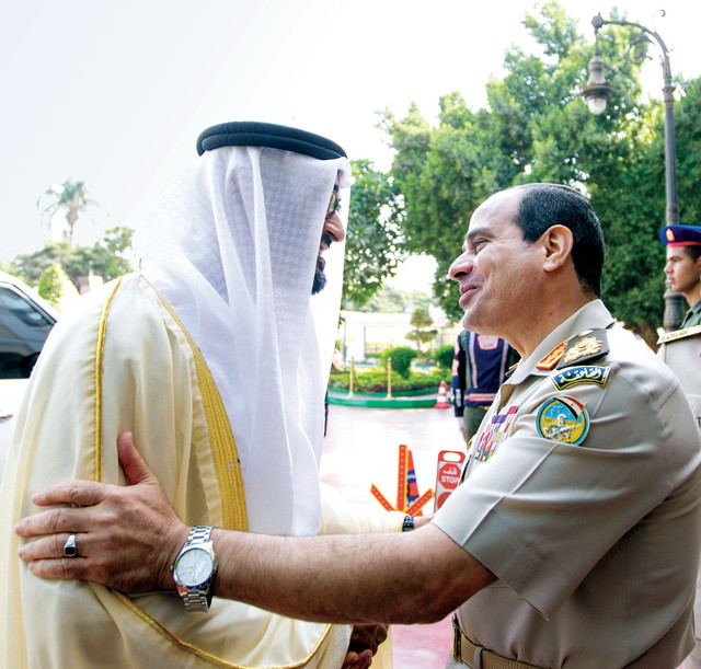 "محمد بن زايد مصافحاً السيسي"