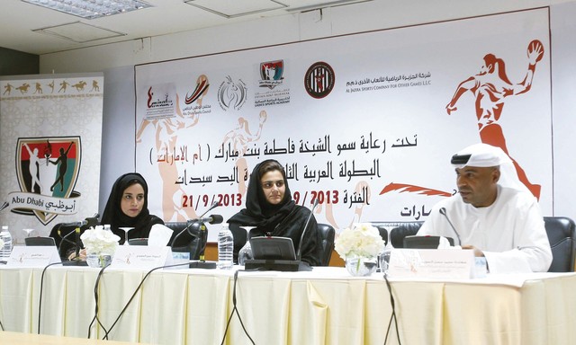 "السويدي يتحدث في المؤتمر الصحافي للبطولة ويظهر خلفه الشعار\tمن المصدر"
