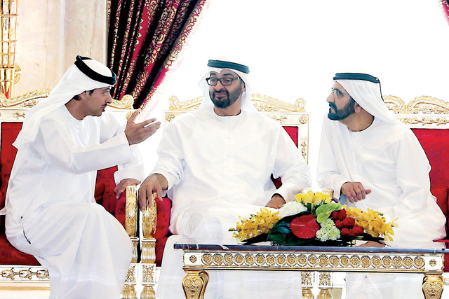 "محمد بن راشد ومحمد بن زايد يستمعان إلى هزاع بن زايد"