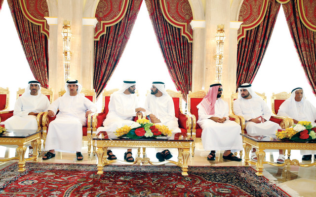 "محمد بن راشد لدى استقباله محمد بن زايد بحضور مكتوم بن محمد وهزاع ونهيان وطحنون بن زايد وجمعة الماجد\t تصوير- محمد هشام"