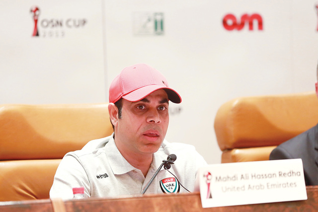"مهدي علي متحدثاً في المؤتمر الصحافي"