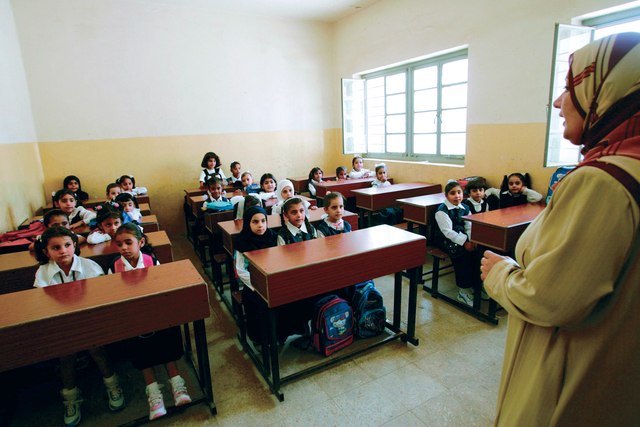 المناهج المدرسية.. دق ناقـوس الخــــــــطر على تلقين التخلف