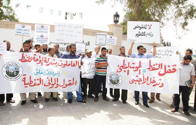 "ليبيون من عمال النفط خلال احتجاج ضد إغلاق المنشآت النفطية في البلاد    رويترز"