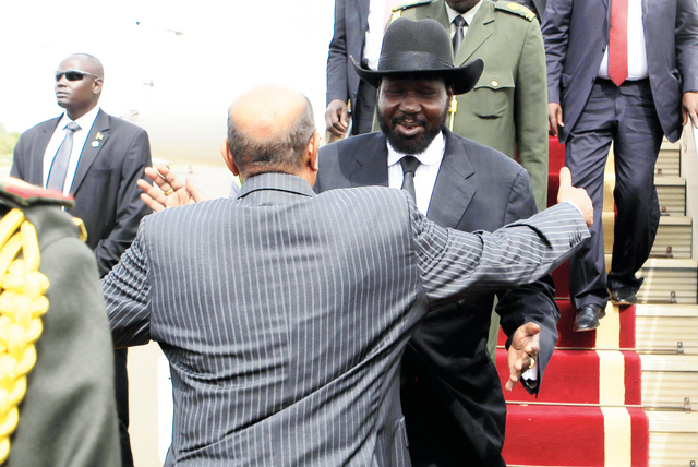 "عمر البشير في استقبال حار لنظيره جنوب السودان سلفا كير ميارديت قبيل قمة جمعتهما في الخرطوم الثلاثاء الماضي       رويترز"
