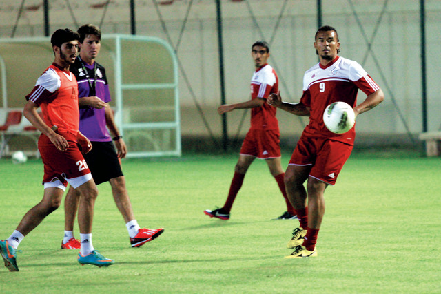 "نادي الشارقة لكرة القدم خلال التدريبات  \tتصوير - يونس يونس"