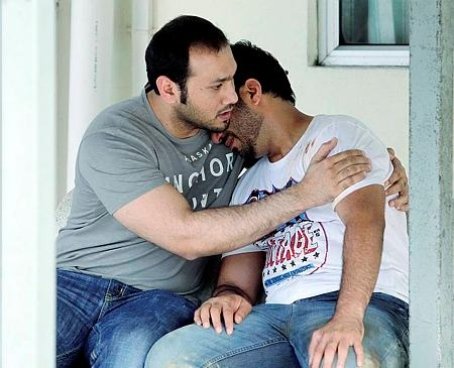 "رب الأسرة علي محمد (يمين) مع أحد اقربائه"