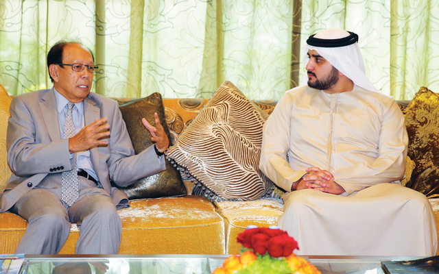 "مكتوم بن محمد لدى استقباله تون موسى هيتام في مجلسه بزعبيل \tتصوير ـ محمد هشام"