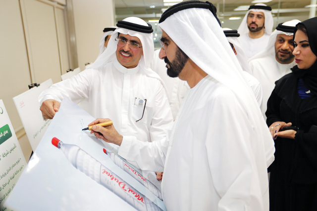"..وسموه يوقع على مطبوعة ترشيد الاستهلاك بحضور سعيد الطاير"