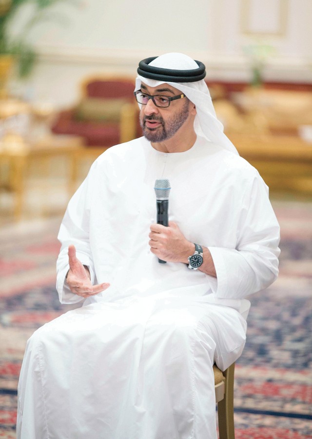 "محمد بن زايد متحدثا الى السفراء الشباب"