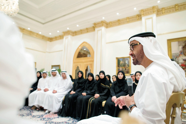 "ولي عهد أبوظبي متحدثا إلى مجموعة الشباب والشابات\t وام"