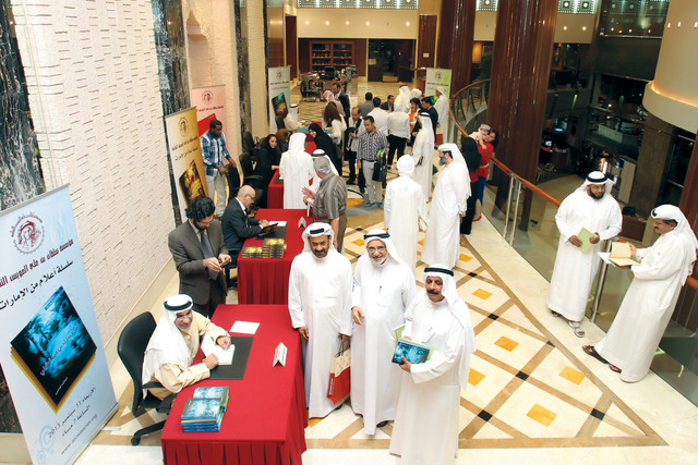 "جمهور وفاعلون في الحقل الثقافي خلال حفل توقيع سلسلة الإصدارات الجديدة       \t  تصوير ـــ عماد علاء الدين"