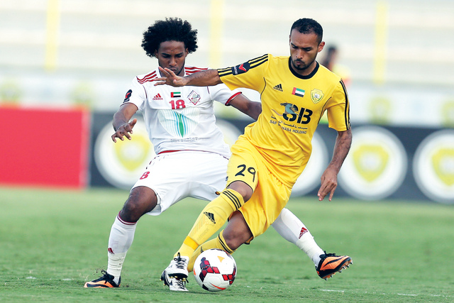 "الملك يعرقل الإمبراطور في افتتاحية الدوري\tتصوير: سالم خميس"