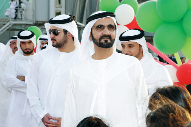 "محمد بن راشد ومكتوم بن محمد وماجد بن محمد في مقدمة مستقبلي فرسان الإمارات"