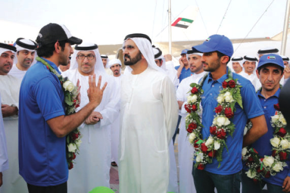 "محمد بن راشد يستمع إلى تفاصيل الإنجاز من حمدان بن محمد بحضور راشد بن دلموك وسعيد بن مكتوم والعويس"