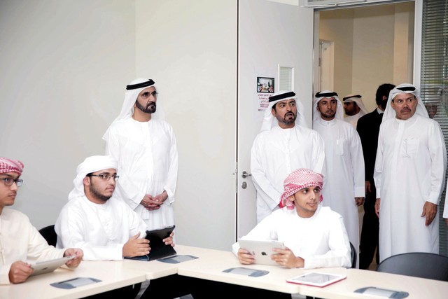 "محمد بن راشد متفقداً أحد الفصول بحضور حمدان بن مبارك ومصبح الفتان وسلطان السبوسي تصوير خليفة اليوسف"