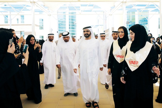 "محمد بن راشد خلال جولته ولقائه ببناته الطالبات تصوير خليفة اليوسف"